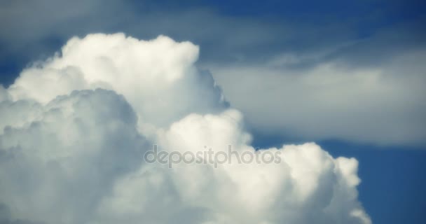 4k Panoramique de nuages altocumulus blancs fumée volant dans le ciel nuageux timelapse. — Video