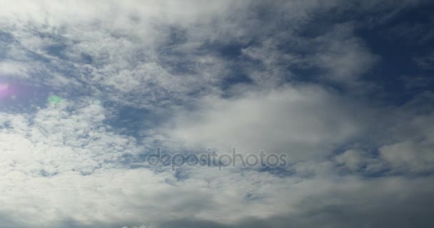 4k Panoramisch van witte altocumulus wolken rook vliegen in bewolkte hemel timelapse. — Stockvideo