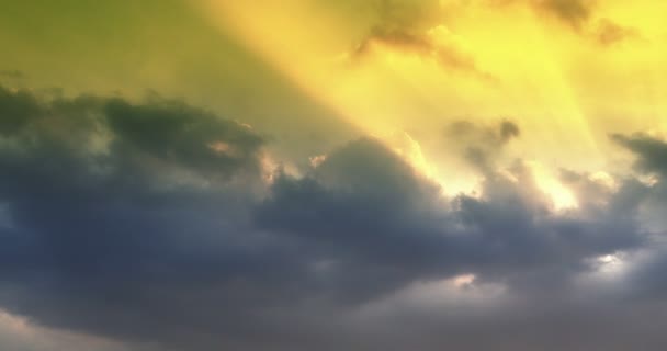 4k Panoramic van donkere altocumulus wolken rook vliegen in bewolkt zon ray hemel. — Stockvideo