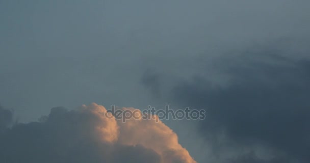 4k Panorámica de nubes oscuras de altocumulus humo que vuela lentamente en el cielo nublado . — Vídeos de Stock