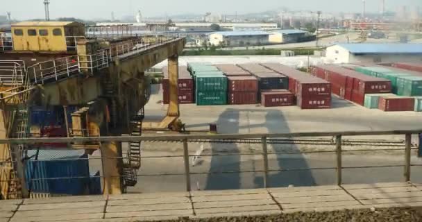China-okt 22, 2016:4 k snel rijdende treinreizen, china northwest stad buiten raam, industrie container — Stockvideo