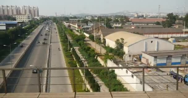 LanZhou chian-22 Aug, 2016: 4k exceso de velocidad de viaje en tren, China noroeste de la ciudad & Villages paisaje exterior ventana — Vídeos de Stock