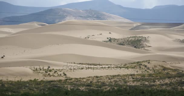 4k far away desert sand dunes under rolling cloud. — Stock Video