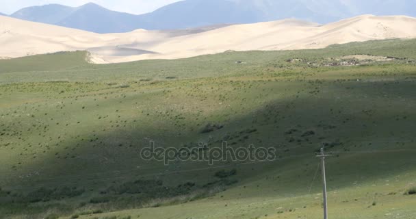 4k далеко пустельні та лучні пейзажі, плато ландшафтної форми, хмарна тінь прокатки o — стокове відео