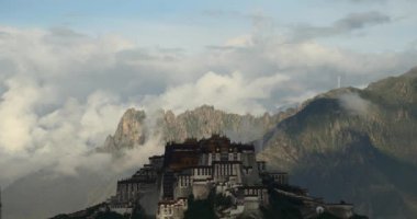 sabah, dağlar bulutlar tarafından çevrili 4 k Potala Sarayı.