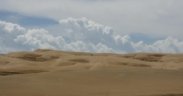 4 k groot wit gezwollen wolk massa kantelen woestijn zandduinen. — Stockvideo