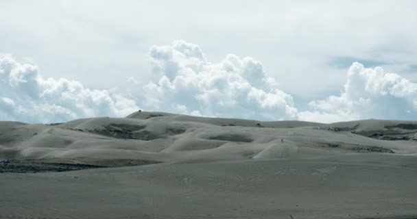 4 k timelapse 큰 백색 푹신한 구름 대량 사막 모래 언덕을 통해 압 연. — 비디오