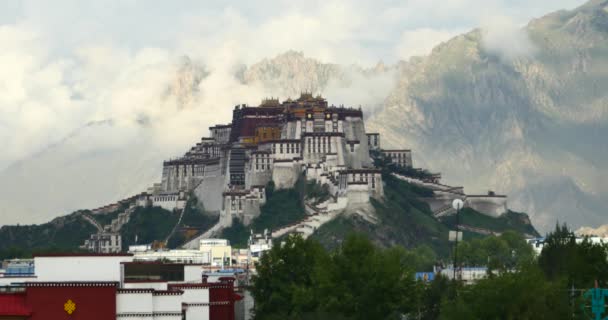 4k Potala Palace le matin, montagnes entourées de nuages . — Video