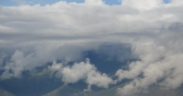 4k nuvole gonfie massa rotolando sopra Tibet mountaintop & valle, tetto del mondo . — Video Stock