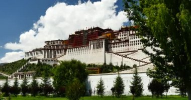 4k Potala Lhasa, Tibet, kabarık bulut seviye mavi gökyüzü, beyaz.