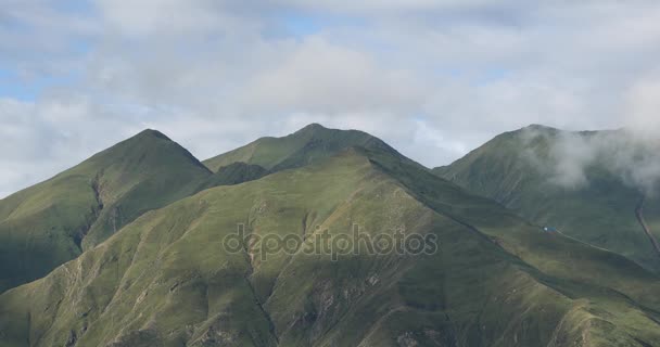 4k nuvole gonfie massa rotolando sopra Tibet mountaintop & valle, tetto del mondo . — Video Stock