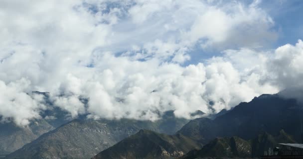 4k fluffigt moln massa rullande över Tibet bergstopp & dalen, världens tak. — Stockvideo