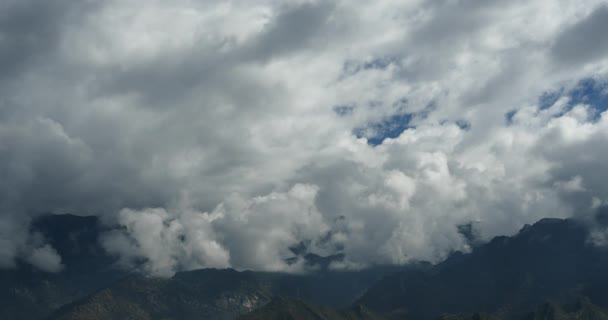 4k geschwollene Wolkenmassen wälzen sich über Tibet Berg & Tal, Dach der Welt. — Stockvideo