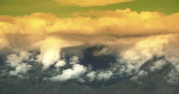 4k timelapse nuvole rosa gonfie massa rotolamento sopra Tibet mountaintop & valle . — Video Stock