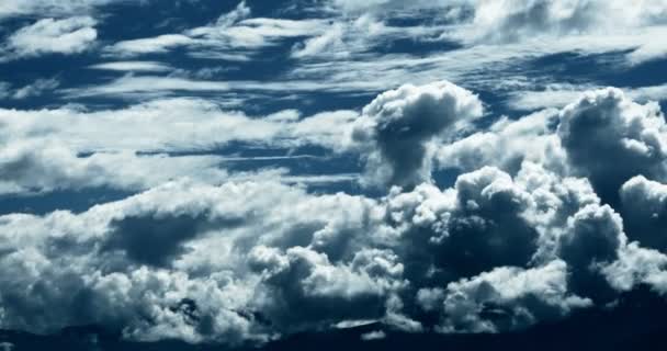 4 k timelapse 푹신한 구름 질량 티베트 산 꼭대기, 세계의 지붕 위에 압 연 — 비디오