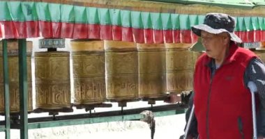 Çin-Ekim 12, Budist dua tekerlekleri, lhasa iplik 2016:4 k tibet insanlar çevirmek.