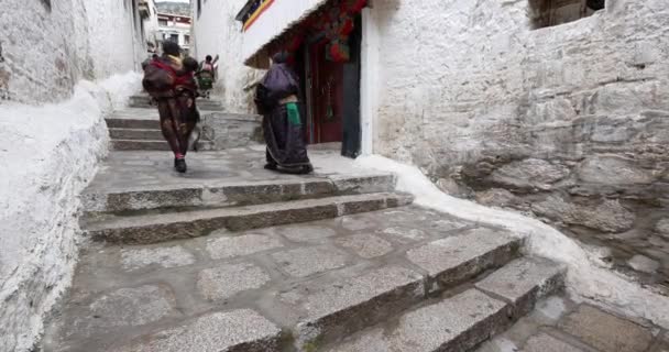 China-Oct 12,2016: monges tibetanos 4k caminhando sobre o lhasa drepung, famoso templo tibetano . — Vídeo de Stock