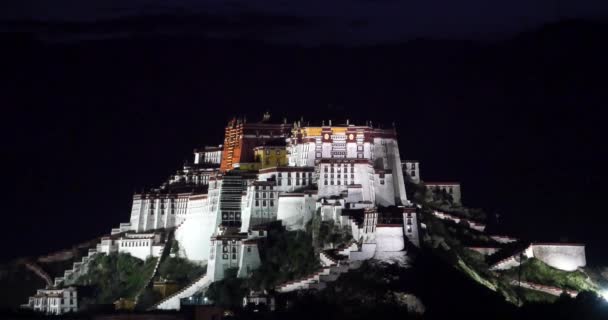 4k Potala en Lhasa, Tíbet por la noche . — Vídeo de stock