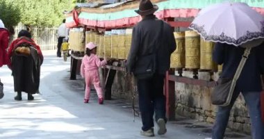 Çin-Eylül 16, 2016:4 k tibet keşiş açmak Budist dua tekerlekleri, lhasa iplik.
