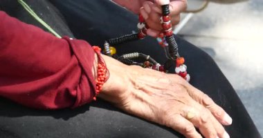 eski Tibet kadın dua 4 k closeup Buda boncuk.