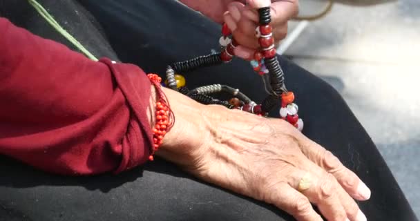 4 k närbild av gamla tibetanska kvinnan bön buddha pärlor. — Stockvideo