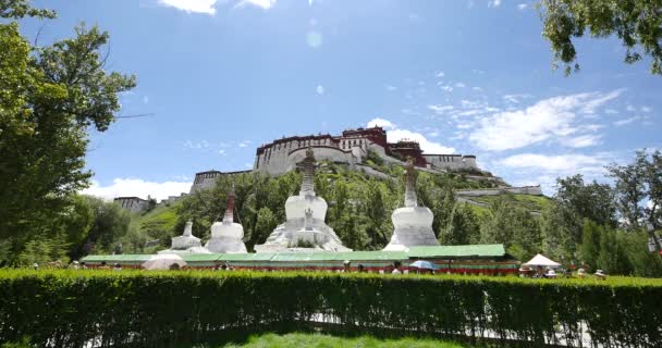 China-Oct 12,2016: 4k tibet pessoas giram girando rodas de oração budista, Potala & stupa branco . — Vídeo de Stock