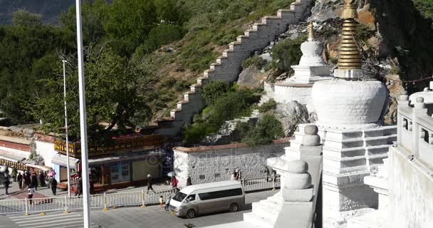 Китай-жовтня 12, 2016:4 k туристичних відвідати Потала в Lhasa,Tibet.busy трафіку & білий ступа. — стокове відео