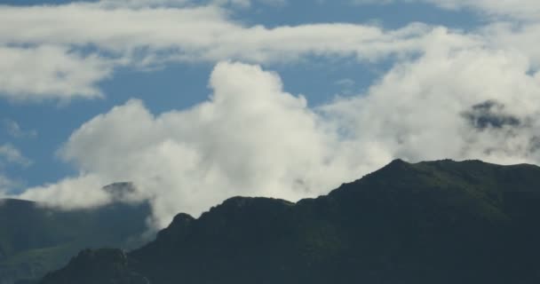 4k timelapse nuvens inchadas massa rolando sobre o Tibete montanha, telhado do mundo — Vídeo de Stock