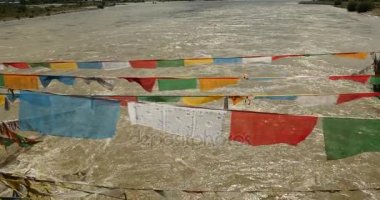 4 k dua bayrağı nehrinde lhasa, tibet.