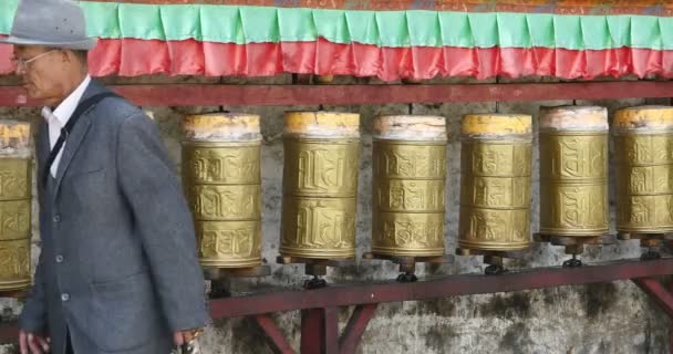 China-Aug 12,2016: 4k tibetische Menschen drehen buddhistische Gebetsmühlen, lhasa. — Stockvideo