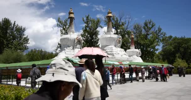 Kina-Aug 12, 2016:4 k tibet människor vänder spinning buddistisk bön hjulen, Potala & vita stupa. — Stockvideo