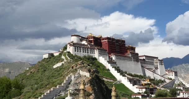 4k Potala in Lhasa, Tibet, witte gezwollen wolk massa in de blauwe hemel. — Stockvideo