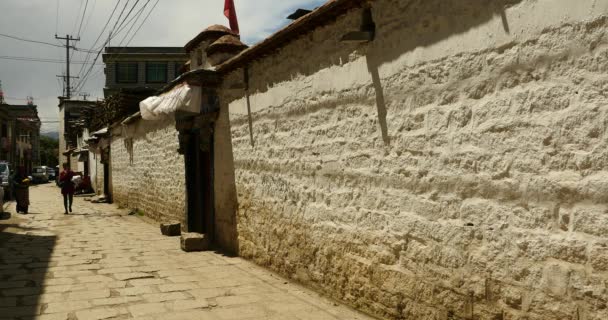 China-Ago 12,2016: 4k Tibet casas de tradición con patrón de religión, lhasa área residente . — Vídeos de Stock
