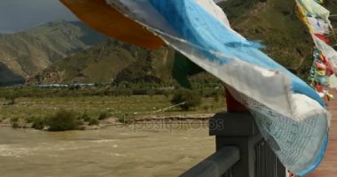 4 k dua bayrağı lhasa Nehri Köprüsü, tibet üzerinde.