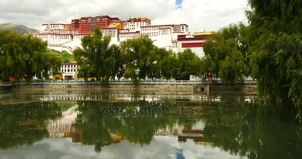 4k Potala riflessione sul lago nel parco di Lhasa, Tibet.lake con salice . — Video Stock