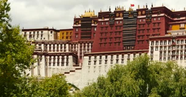 4 k 布达拉宫思考在拉萨 park,Tibet.lake 带着杨柳湖. — 图库视频影像