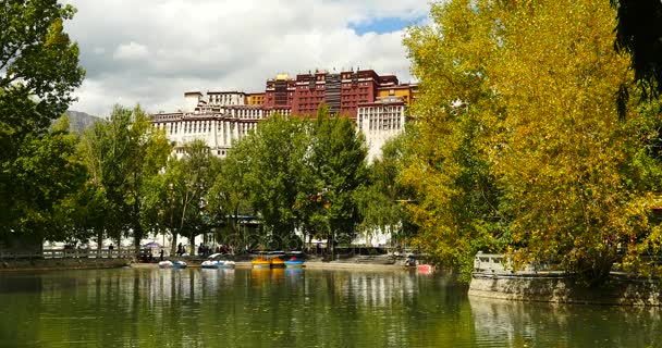 4 k Potala odraz na jezeře v Lhase park,Tibet.lake strom na podzim. — Stock video