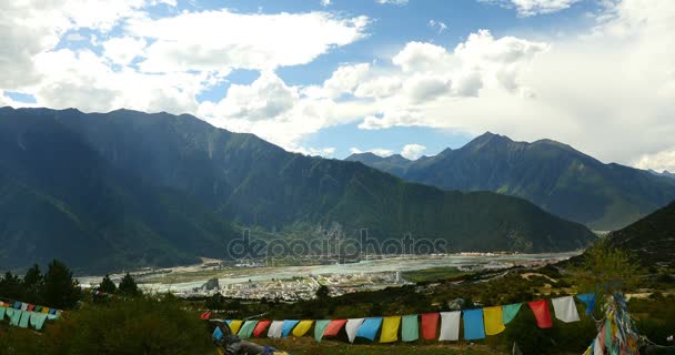 4 k 飛んで祈りフラグ ・ linzhi、チベット、八一町の第二の都市の山. — ストック動画