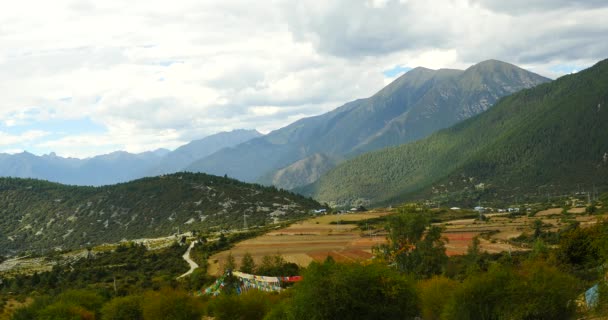 4 k uçan dua bayrak ve linzhi, Tibet, bayilik kasaba ikinci şehir dağda. — Stok video
