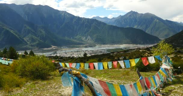 4k ondeando bandera de oración & montaña en linzhi, la segunda ciudad de Tíbet, ciudad bayi . — Vídeo de stock