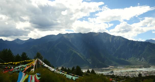 4 k 飛んで祈りフラグ ・ linzhi、チベット、八一町の第二の都市の山. — ストック動画