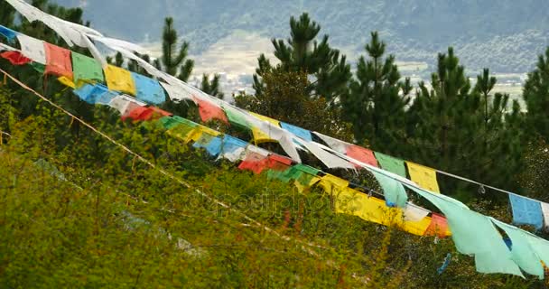 4 k modlitební praporek na hoře lhasa tibet. — Stock video