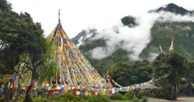 4 k dua bayrağı ile kar dağ Tibet.