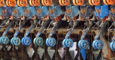 4 k A iplik makinası toplamak içinde makaralama makine işlemi içinde ipek konu.