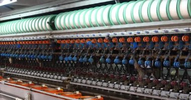 4 k ipek Tekstil fabrika üretim hattı, atölyesinde makaralama kadınlar.