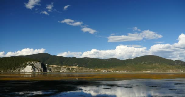 4 k moln massa rullande över bergen reflektera över sjön, Shangri-La yunnan, Kina. — Stockvideo