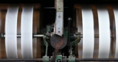 4 k Makina üreten doku içinde A ipek fabrikası, İpek iplik Makina toplama.