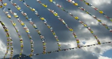 4 k Beyaz Budist stupa ve uçan dua bayrakları shangrila yunnan, Çin.