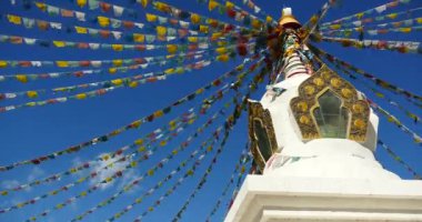 4 k Beyaz Budist stupa ve uçan dua bayrakları shangrila yunnan, Çin.