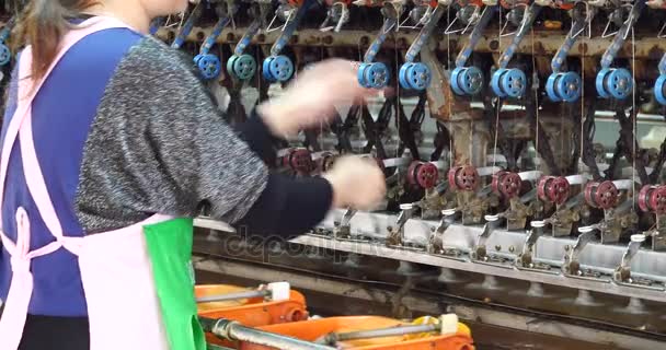 Kina-Aug 12, 2016:4 k silke textil fabrik produktionslinje, kvinnor upprullning på verkstad. — Stockvideo